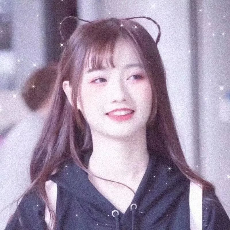 戴流苏耳环的少女